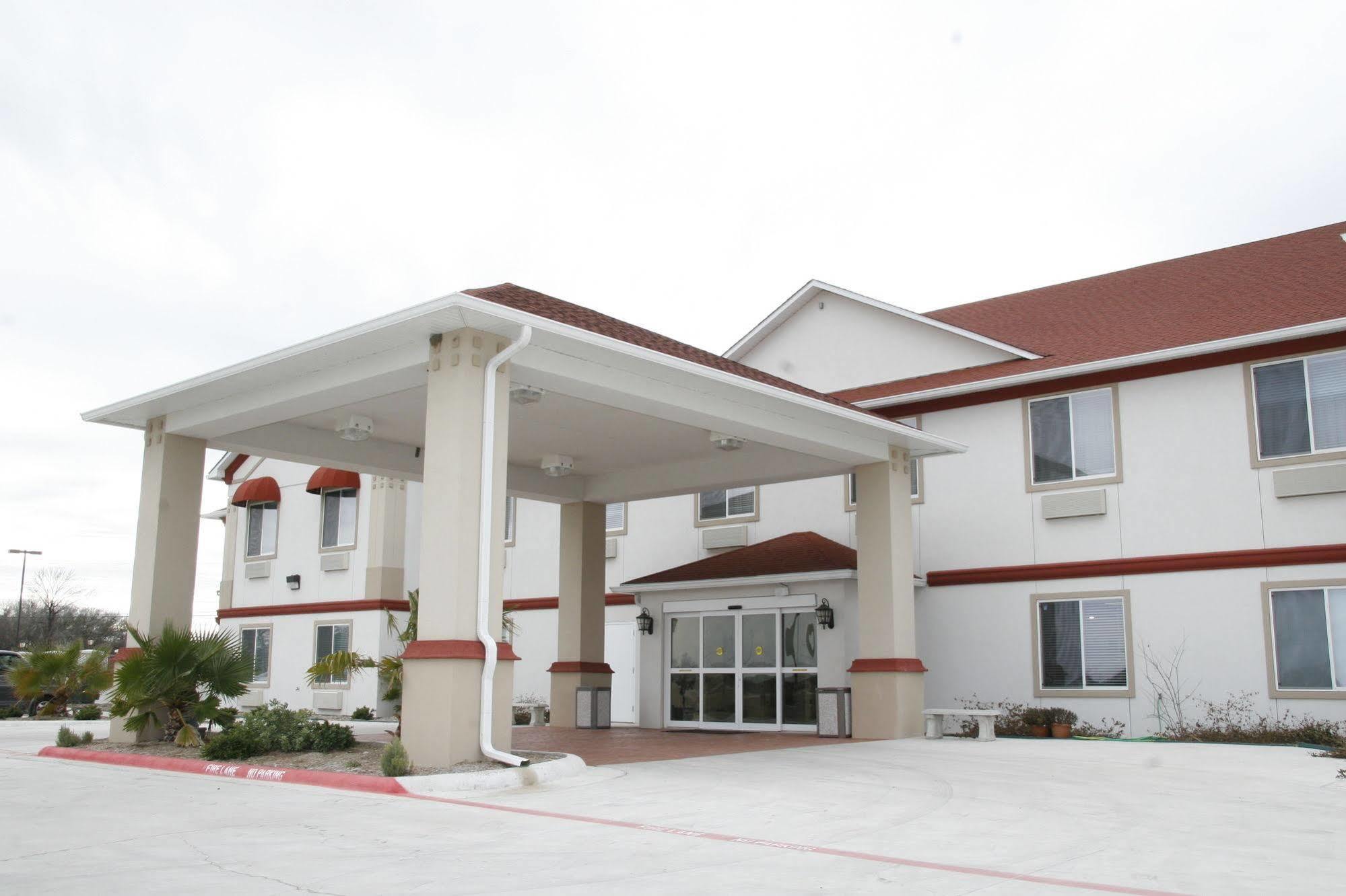 Budget Host Inn And Suites Cameron Bagian luar foto