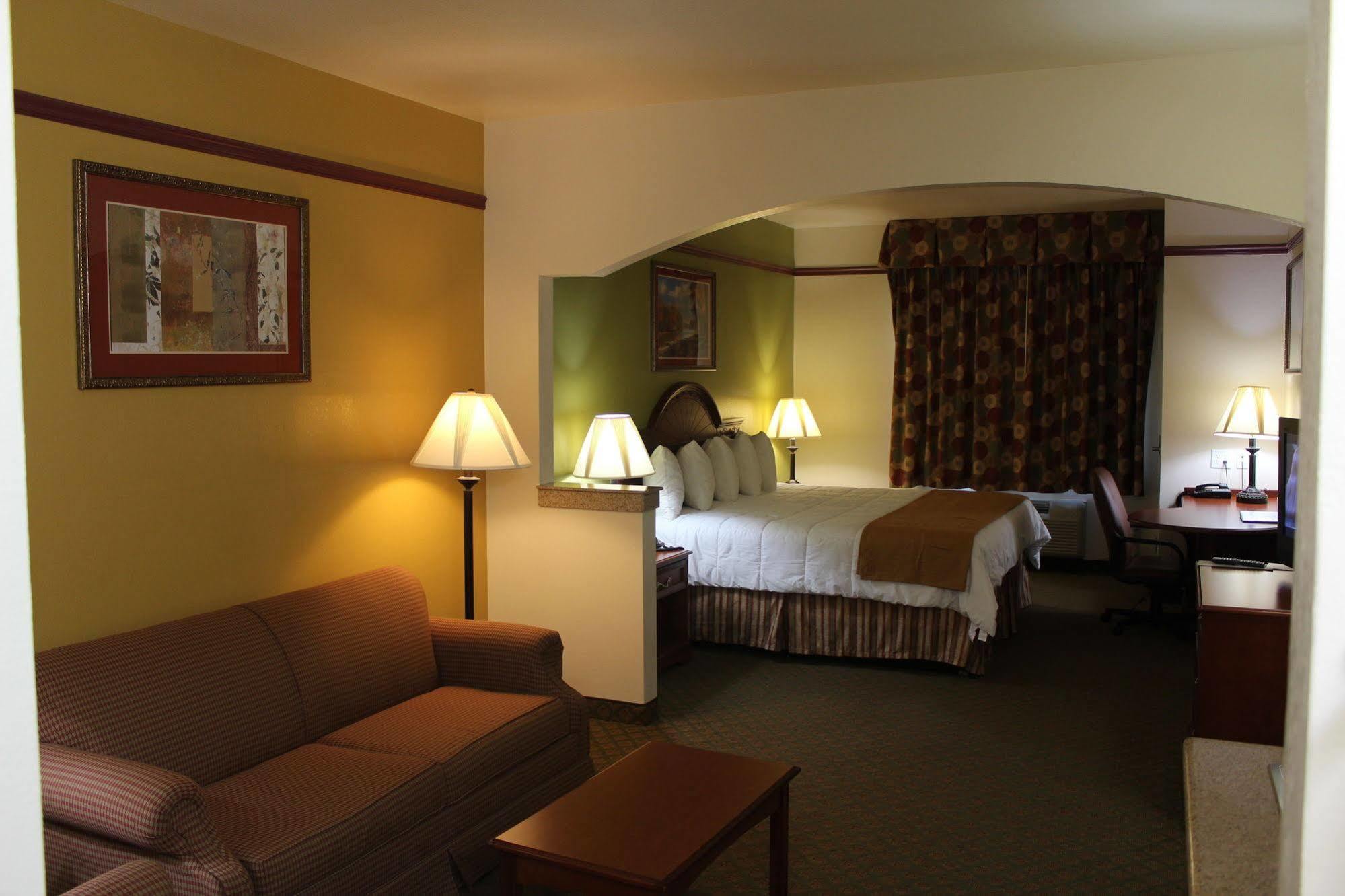 Budget Host Inn And Suites Cameron Bagian luar foto
