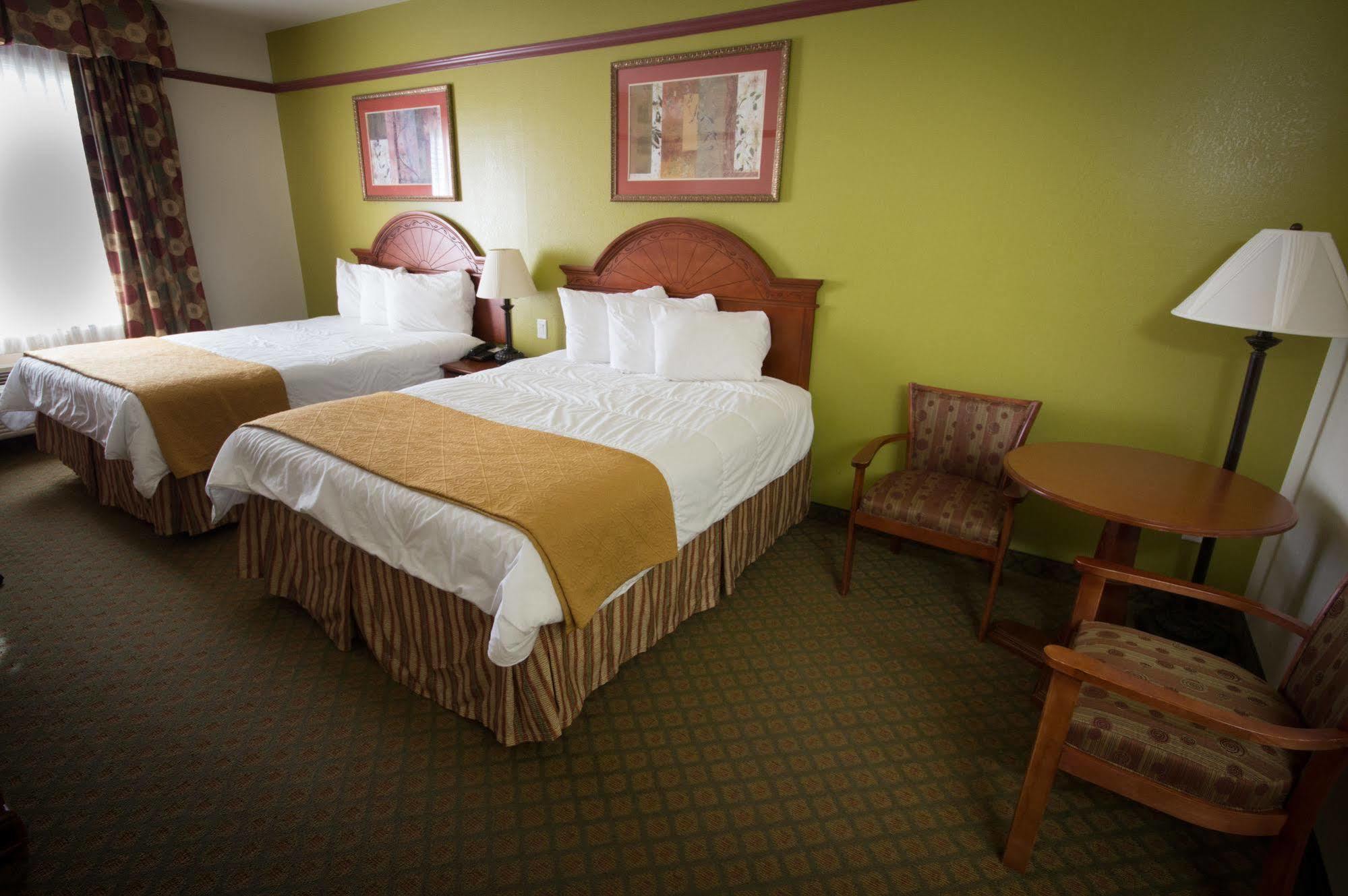 Budget Host Inn And Suites Cameron Bagian luar foto