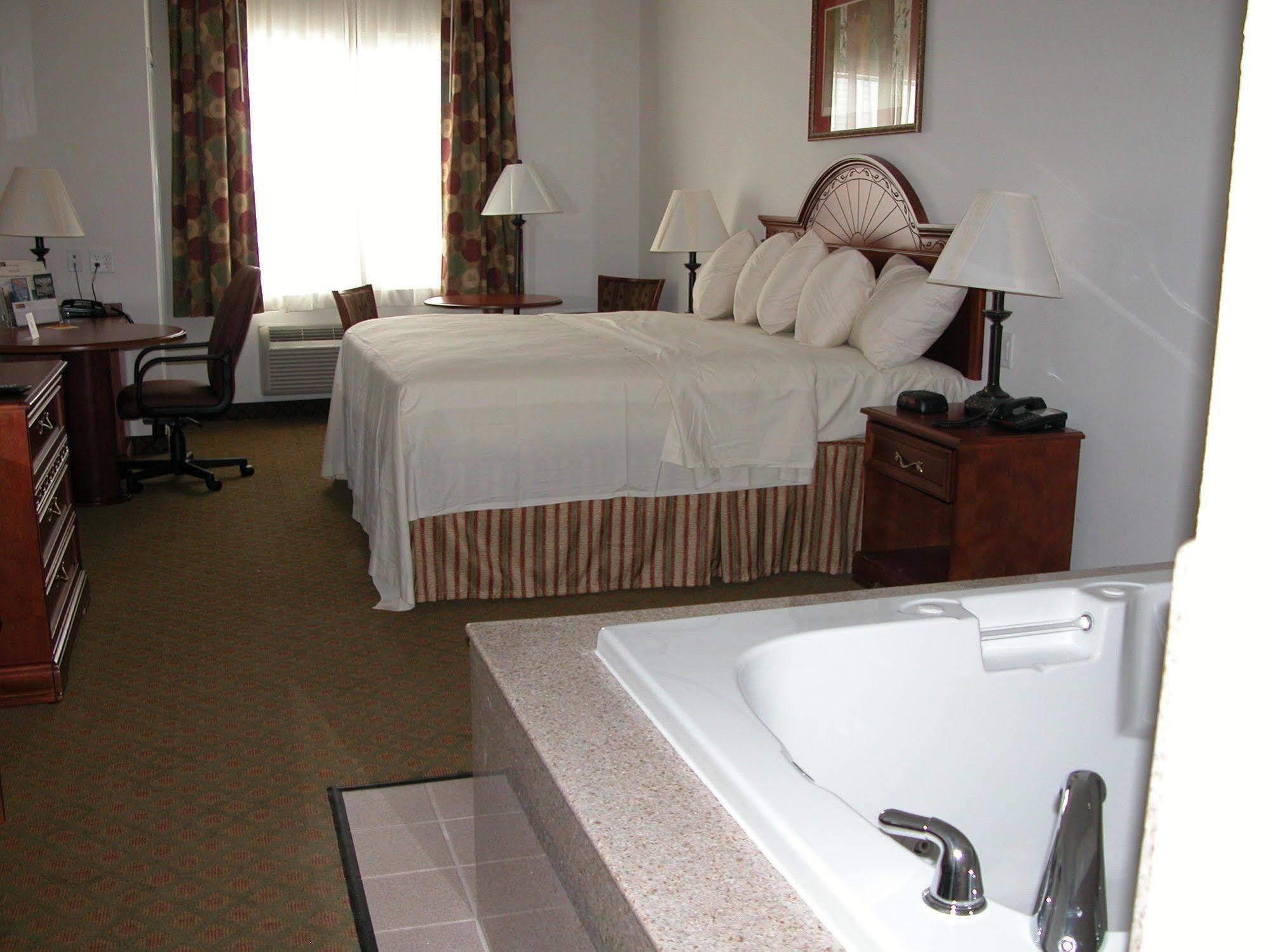 Budget Host Inn And Suites Cameron Bagian luar foto