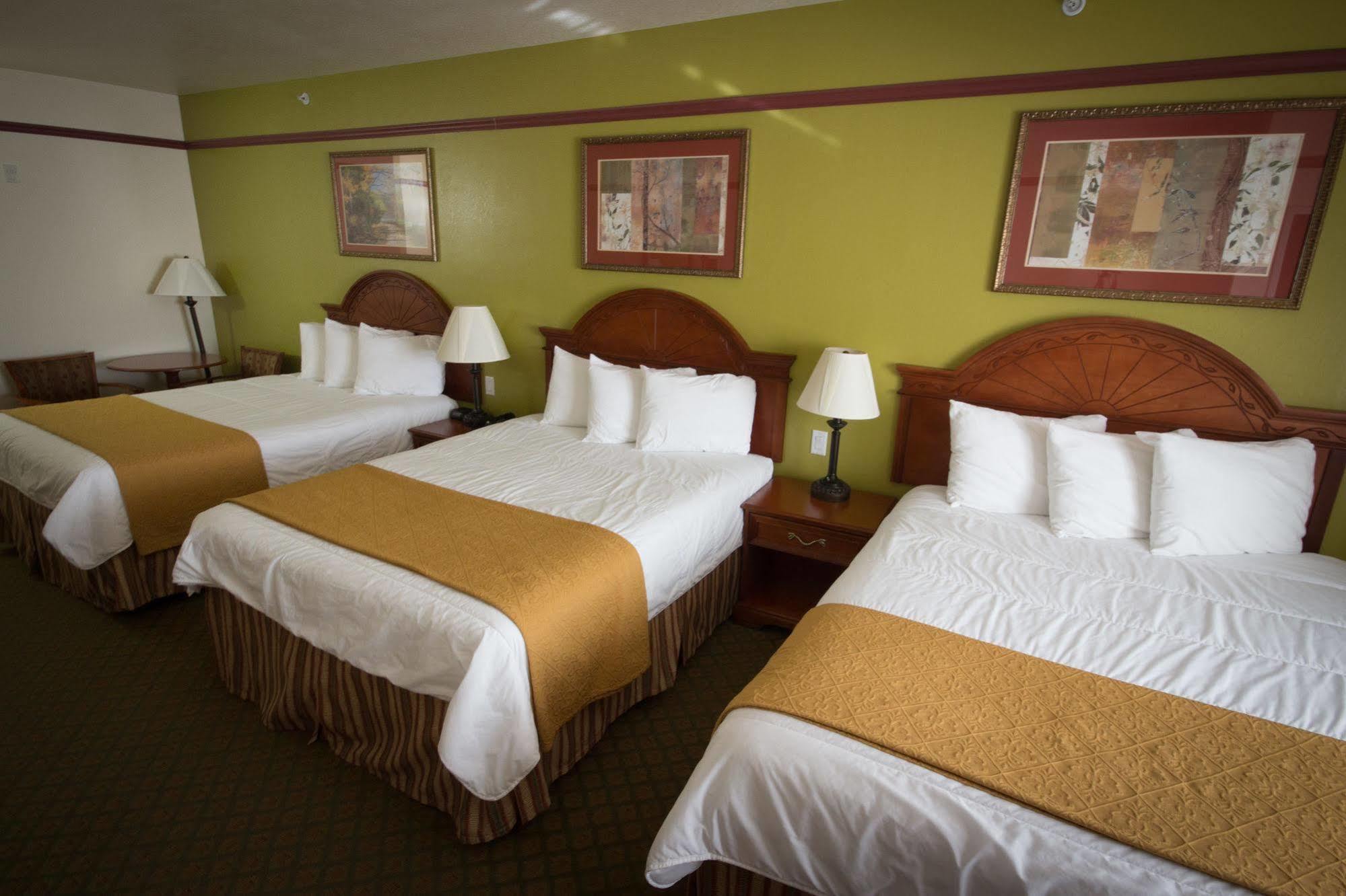 Budget Host Inn And Suites Cameron Bagian luar foto
