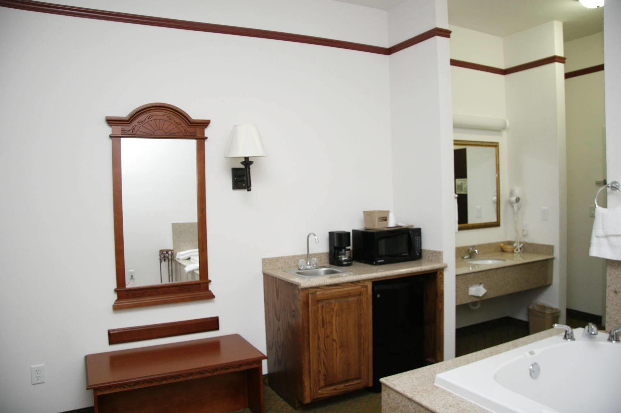 Budget Host Inn And Suites Cameron Bagian luar foto